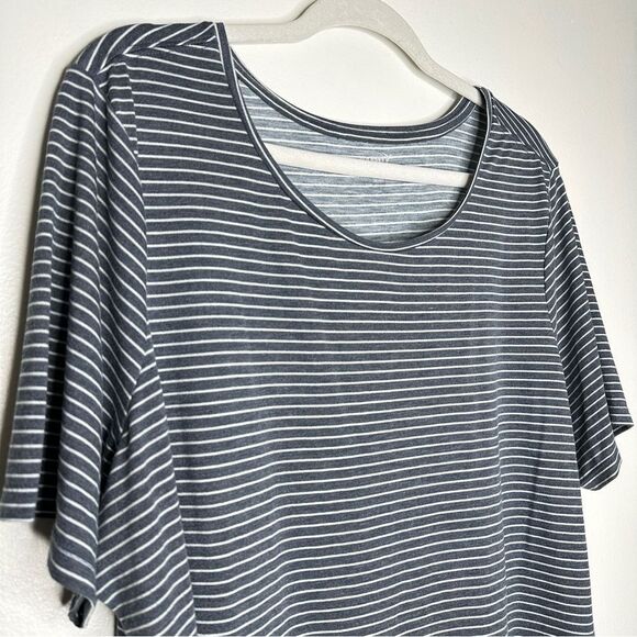 Old Navy Active Workout Go‎ Dry Tee Shirt White Gray Stripes Athletic Top - Picture 3 of 5